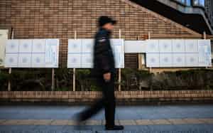 街頭に設置された(右から)衆院議員選挙、大阪府知事選、大阪市長選のポスター掲示板(23日、大阪市中央区) 街頭に設置された(右から)衆院議員選挙、大阪府知事選、大阪市長選のポスター掲示板(23日、大阪市中央区)