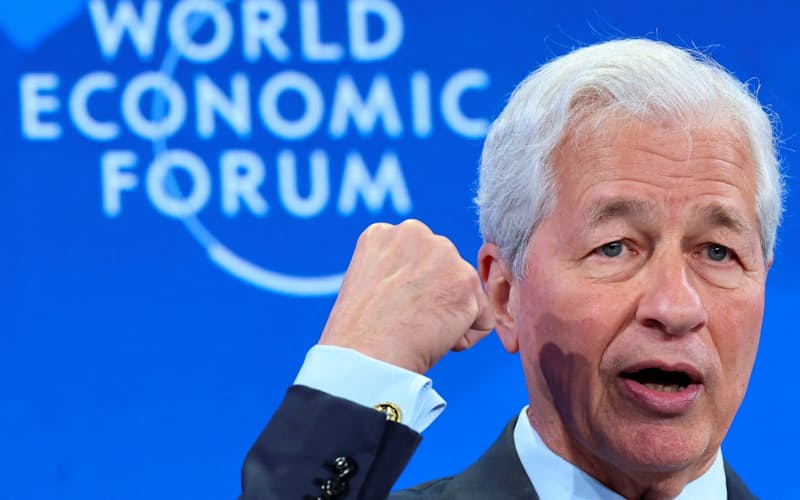 JPモルガン・チェースのPBRは2.5倍程度と高水準を維持する(ダボス会議で発言するジェイミー・ダイモンCEO)=ロイター JPモルガン・チェースのPBRは2.5倍程度と高水準を維持する(ダボス会議で発言するジェイミー・ダイモンCEO)=ロイター