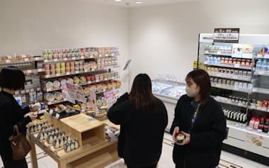 弁当やおにぎりなどランチ向けの食品を充実させたほか、酒類では福井の地酒や地ビールも取りそろえる