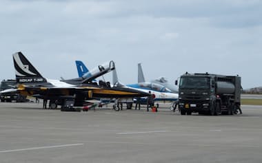 韓国空軍のT50練習機に給油する空自車両(28日、那覇市)