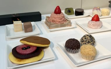 「あんこ博覧会」で発売中の和菓子(27日、東京都中央区)