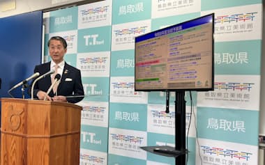 会見する平井伸治知事(28日、鳥取県庁)