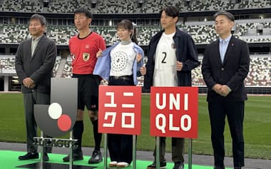 JリーグクラブのエンブレムをあしらったTシャツやユニクロが提供するレフェリーウエア(28日、東京都新宿区)