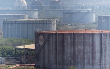 ベネズエラの石油関連施設は投資不足のため機能が維持できていない(同国東部プエルト・ラ・クルスにある輸出拠点)=ロイター