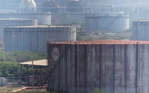 ベネズエラの石油関連施設は投資不足のため機能が維持できていない(同国東部プエルト・ラ・クルスにある輸出拠点)=ロイター ベネズエラの石油関連施設は投資不足のため機能が維持できていない(同国東部プエルト・ラ・クルスにある輸出拠点)=ロイター