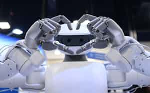 AIとロボットの融合が注目されたテクノロジー見本市CES。成長分野を伸ばすには労働市場の流動化や規制改革が欠かせない(7日、米ラスベガス、高橋鈴撮影) AIとロボットの融合が注目されたテクノロジー見本市CES。成長分野を伸ばすには労働市場の流動化や規制改革が欠かせない(7日、米ラスベガス、高橋鈴撮影)