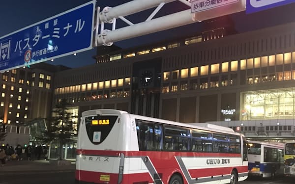 札幌市は都心部でのＡＩデマンドバスの導入を検討している（20日、JR札幌駅前）