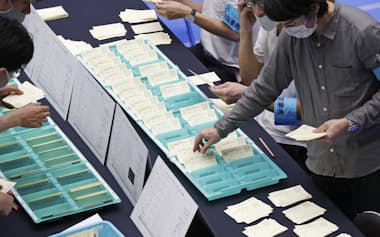 東京都港区で行われた参院選の開票作業(10日)