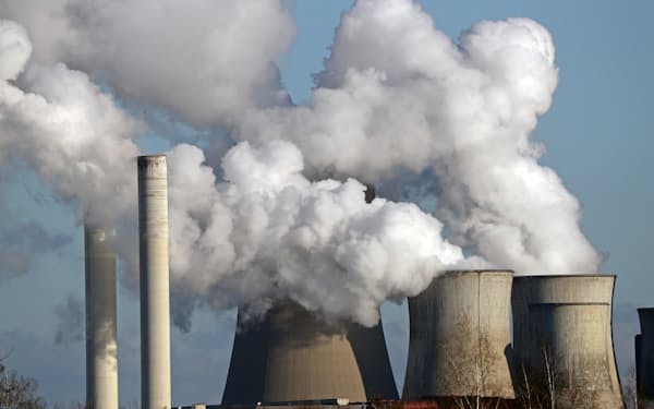 温暖化ガスの排出が高める気候変動リスクは企業経営にも影響を与える（ドイツの石炭火力発電所、ロイター）