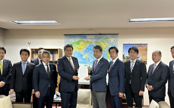 自民党「積極財政を推進する議連」は萩生田光一政調会長に提言を提出した（20日、党本部）