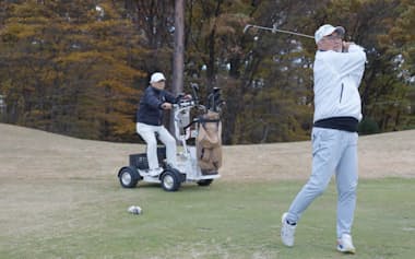 ホウライが導入する電動ゴルフカート「G-CART」(左奥)=同社提供