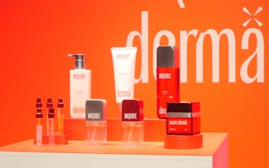 マツキヨココの新ブランドの商品(28日、東京都渋谷区)