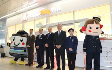 浦和美園駅で開かれた不二家の新業態店の開店記念セレモニー(さいたま市)