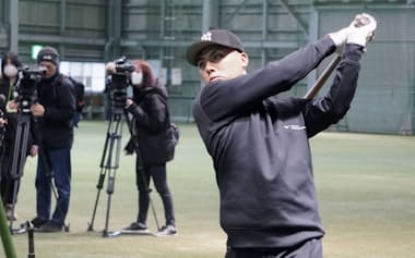 打撃練習で汗を流す楽天・村林(28日、楽天モバイル最強パーク宮城)=共同
