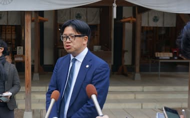 水戸ホーリーホックが常磐神社で必勝祈願をした後、小島社長が報道陣の取材に応じた(28日、水戸市)