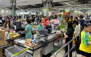 買い物客が列をつくるフィリピンのスーパー(27日、セブ)