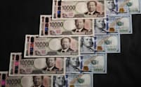 米ドル紙幣と円