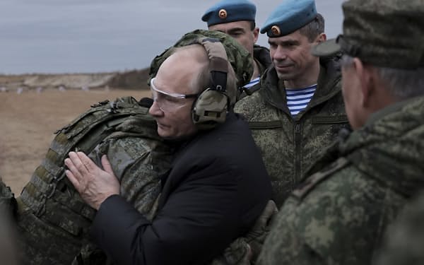 20日、軍の演習場を訪れ動員兵を激励するプーチン氏＝AP
