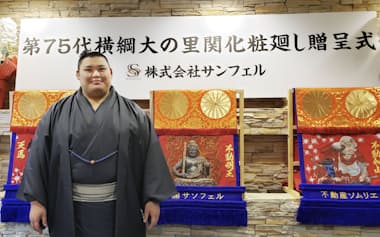 新たな化粧まわしの贈呈式に出席した大の里(28日、東京都中央区)=共同