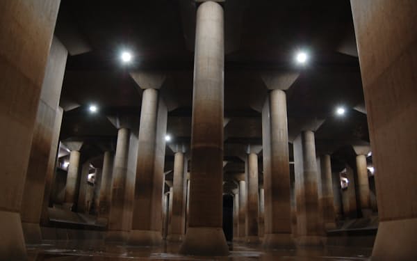 古代ギリシャの神殿のような巨大な柱がそびえ立つ調圧水槽（埼玉県春日部市）