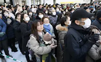 候補者の街頭演説に集まった人たち(28日午後、北海道)=共同
