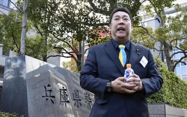 2024年12月、兵庫県警本部前で取材に応じる立花孝志氏