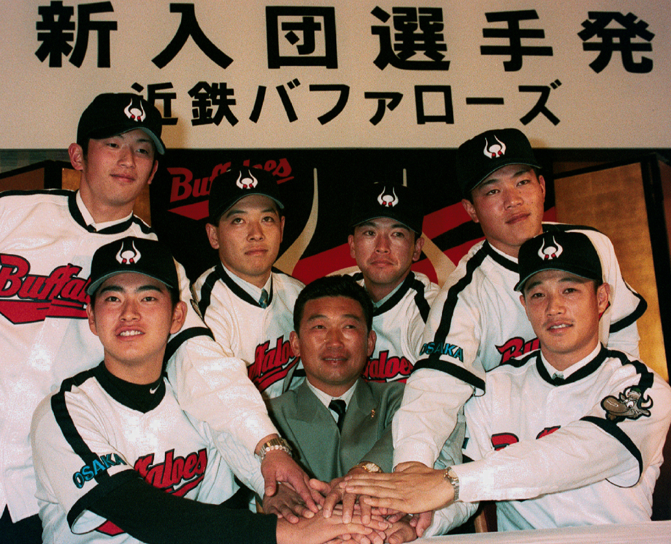 1996年12月、近鉄バファローズの入団発表に臨む大久保秀昭さん(後列右から2人目)=共同