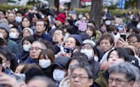 街頭演説を聞く人たち(27日、宮城県内)=共同