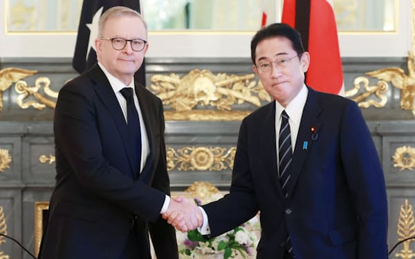 ９月に来日したオーストラリアのアルバニージー首相（左）と握手する岸田首相（東京・元赤坂の迎賓館）