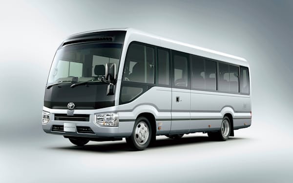 トヨタ自動車は小型バス「コースター」の自社製エンジン搭載車を23年3月に発売する