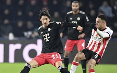 PSVアイントホーフェン戦で競り合うバイエルン・ミュンヘンの伊藤㊧(28日、アイントホーフェン)=共同