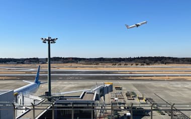 成田空港を飛び立つ航空機