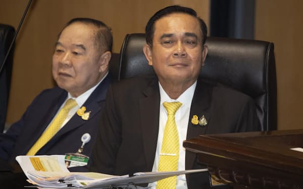 　タイのプラユット首相（右）とプラウィット副首相＝2019年7月（AP＝共同）