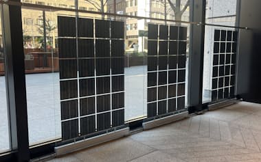 三菱UFJ銀の大阪ビルにAGC製の太陽光パネルが設置された(29日、大阪市)