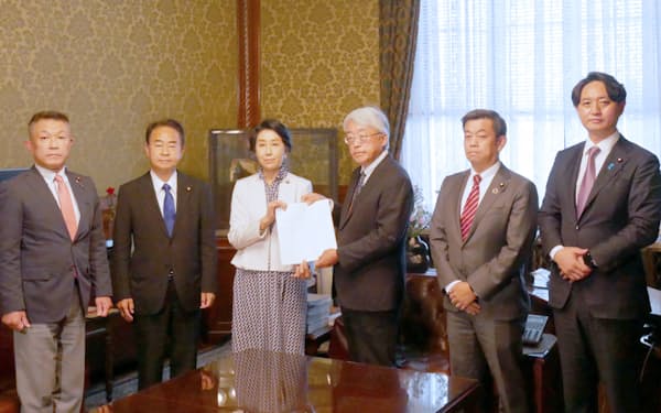 立憲民主党と日本維新の会の議員らは感染症法などの改正案を提出した（21日、国会内）