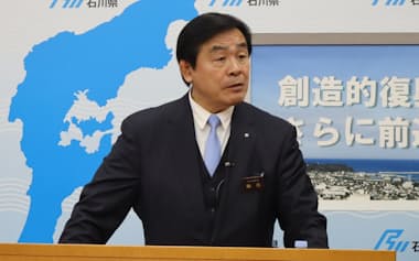 記者会見する石川県の馳知事(29日、石川県庁)
