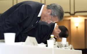 記者会見を終え、頭を下げる東大の藤井輝夫学長(手前)ら(28日、東京都文京区)=共同 記者会見を終え、頭を下げる東大の藤井輝夫学長(手前)ら(28日、東京都文京区)=共同