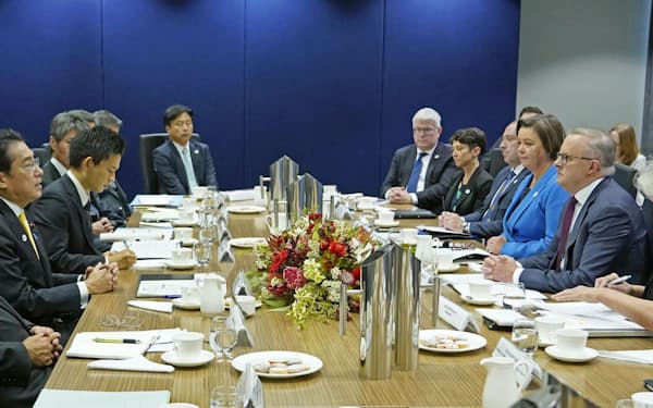 22日、オーストラリアのパースでアルバニージー豪首相（右端）と会談する岸田首相（左手前から2人目）＝共同