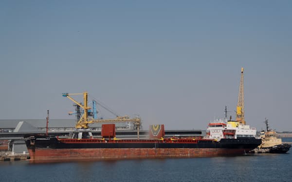 ウクライナ産の穀物を輸出する貨物船（8月、ウクライナ南部オデッサ）=ロイター