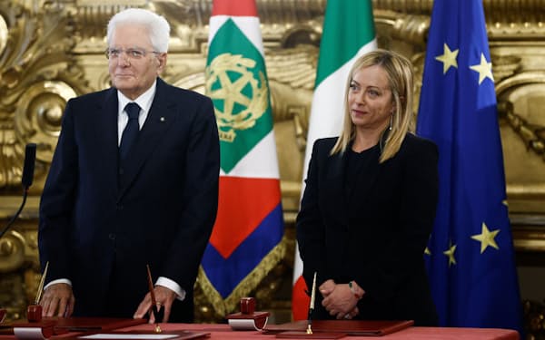 22日、ローマの大統領官邸で新内閣の宣誓式に臨むマッタレッラ氏（左）とメローニ氏＝ロイター
