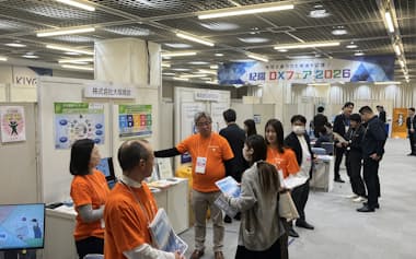 紀陽銀行はDXの展示会を開いた(29日、和歌山市)