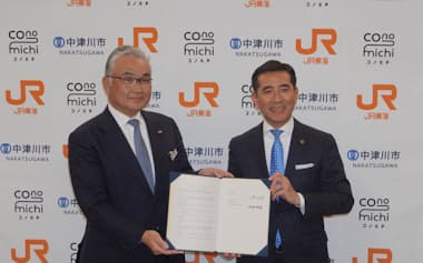 JR東海の中村副社長㊧と中津川市の小栗市長が締結式に出席した(29日、中津川市)