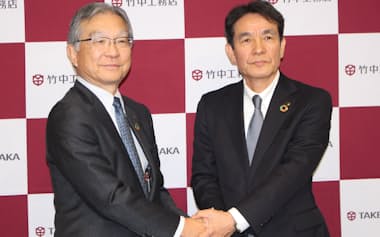 竹中工務店の新社長に就く丁野取締役専務執行役員(㊨)と佐々木社長(29日、東京都千代田区)