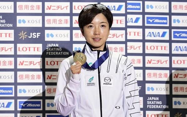 　女子500メートル　表彰式でメダルを持つ（左から）2位の高木美帆、優勝した小平奈緒、3位の稲川くるみ＝長野市エムウェーブ