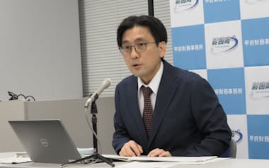 記者会見する甲府財務事務所の前尾良所長(甲府市)