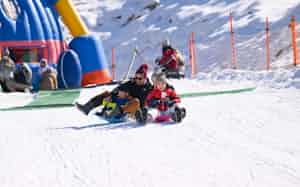 「佐久スキーガーデンパラダ」は上信越自動車道の佐久平PAに直結で、家族連れに人気だ=佐久スキーガーデンパラダ提供 「佐久スキーガーデンパラダ」は上信越自動車道の佐久平PAに直結で、家族連れに人気だ=佐久スキーガーデンパラダ提供