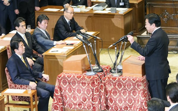 党首討論する当時の野田首相と自民党の安倍総裁（12年11月14日、国会内）