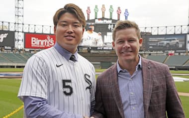 米大リーグ、ホワイトソックスの入団記者会見後、村上宗隆内野手㊧と握手するゲッツGM(2025年12月22日、シカゴ)=共同