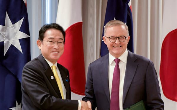 岸田首相とオーストラリアのアルバニージー首相は安全保障協力に関する新たな共同宣言に署名した＝ロイター
