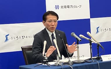 記者会見する北陸電力の松田社長(29日、富山市の本社)